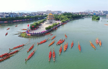 Dragon boat race held in C China's Hunan to celebrate upcoming Dragon Boat Festival