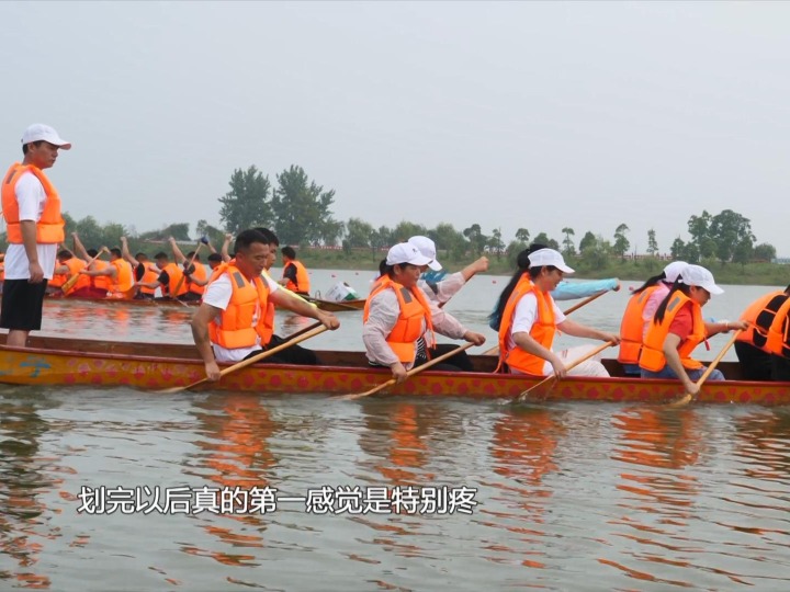On the Miluo River: How one lady braves the wind and waves