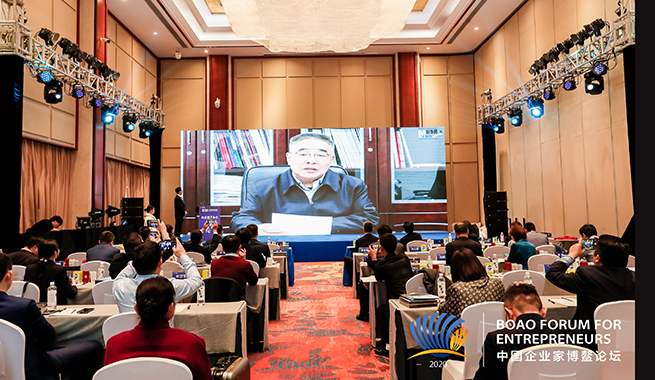 國(guó)家榮譽(yù)稱號(hào)獲得者、中國(guó)工程院院士、天津中醫(yī)藥大學(xué)校長(zhǎng)張伯禮在視頻致辭