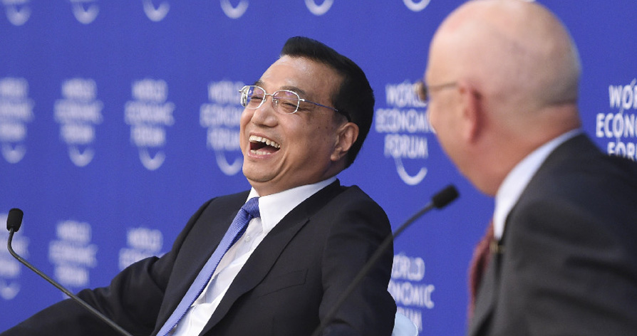 李克強(qiáng)與參加論壇的企業(yè)家代表對(duì)話(huà)交流現(xiàn)場(chǎng)