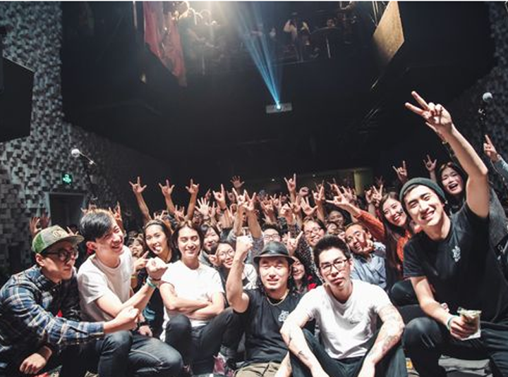 WHO&rsquo;S LISTENING？