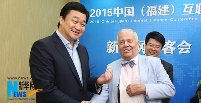 羅杰斯參加思客會，與新華網(wǎng)董事長、總裁田舒斌親切交談。