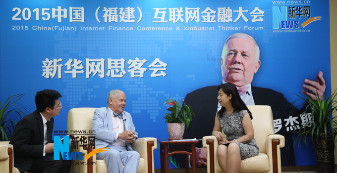 羅杰斯接受新華網(wǎng)思客專訪。