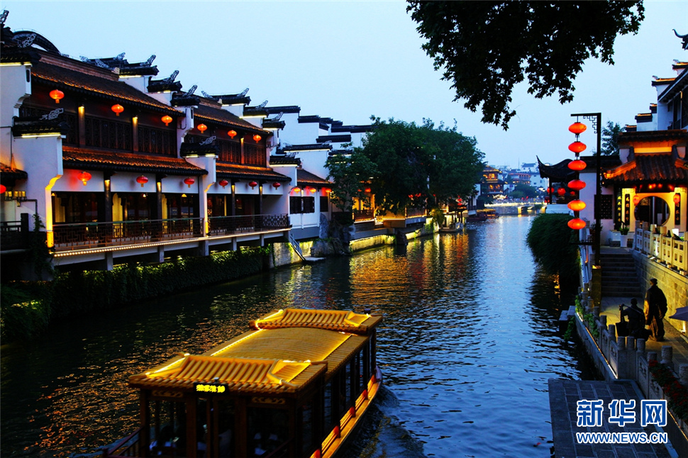 夜色秦淮河，璀璨醉人心