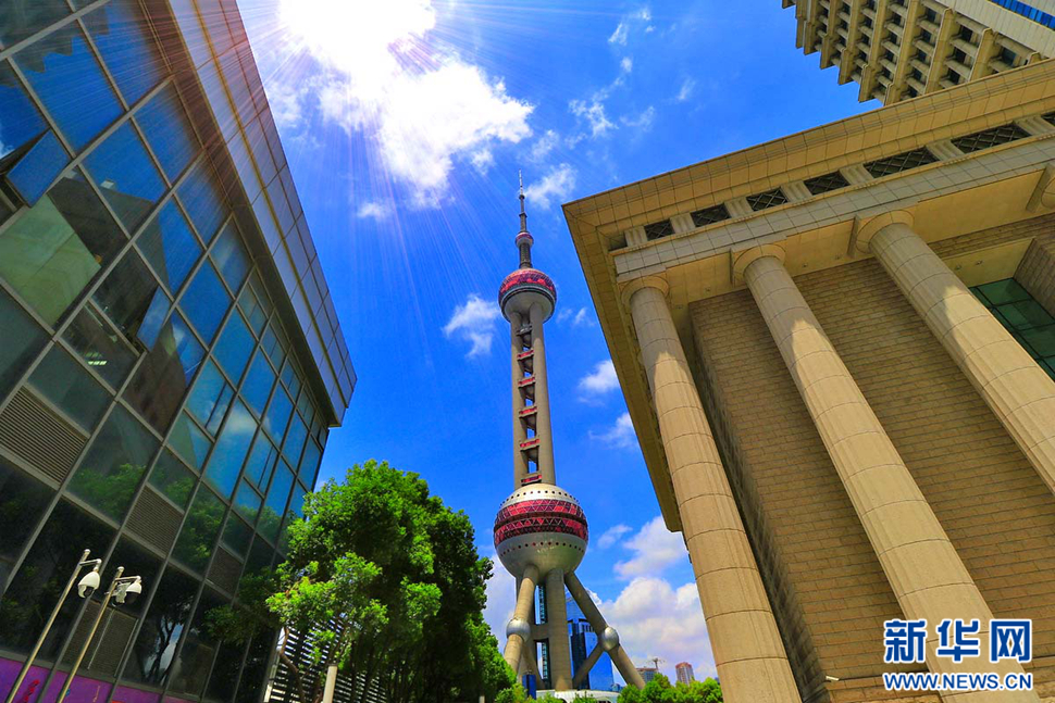 藍(lán)天白云陸家嘴