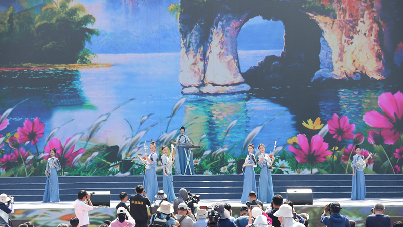 花語湖畔、香動凌源 女子水晶樂坊亮相第五屆中國凌源百合節(jié)