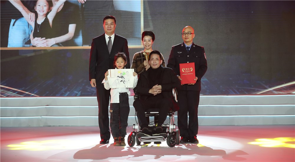 頒獎(jiǎng)嘉賓為第三位年度感動(dòng)人物張海林、朱丹丹夫婦頒獎(jiǎng)