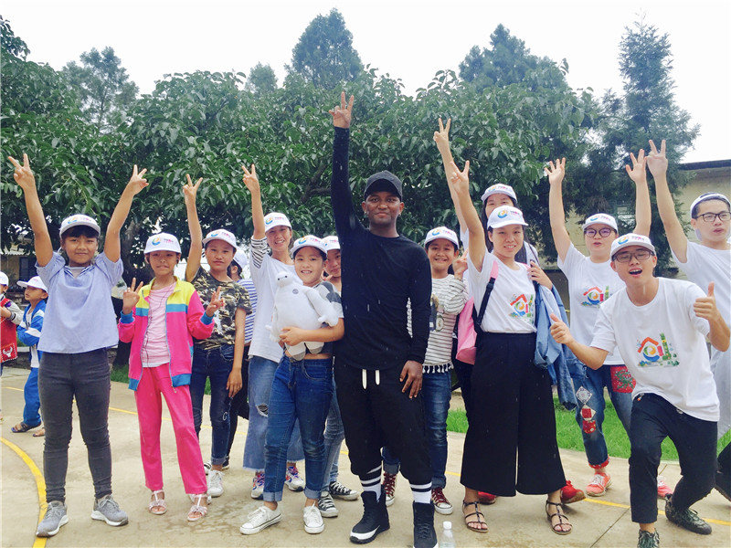 e創(chuàng)公益大使與志愿者、小朋友一起鄉(xiāng)村運(yùn)動會