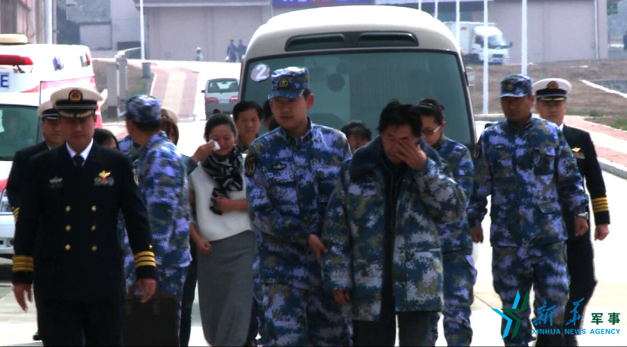 &uarr;資料圖片：張超的父親（右四）揮淚送別張超。