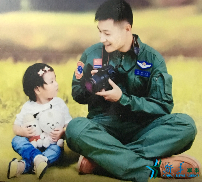 資料圖片：被選為艦載戰(zhàn)斗機(jī)飛行員的張超與女兒合影。