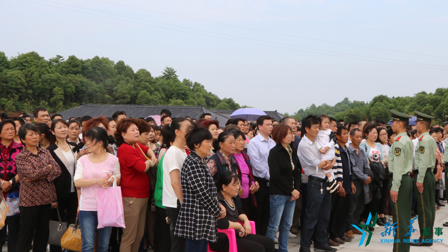 &uarr;張超烈士骨灰安葬儀式現(xiàn)場，岳陽的父老鄉(xiāng)親紛紛來給張超送別。