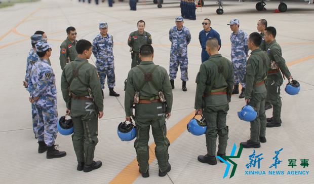 飛行后，黨委班子現(xiàn)場講評(píng)飛行情況。