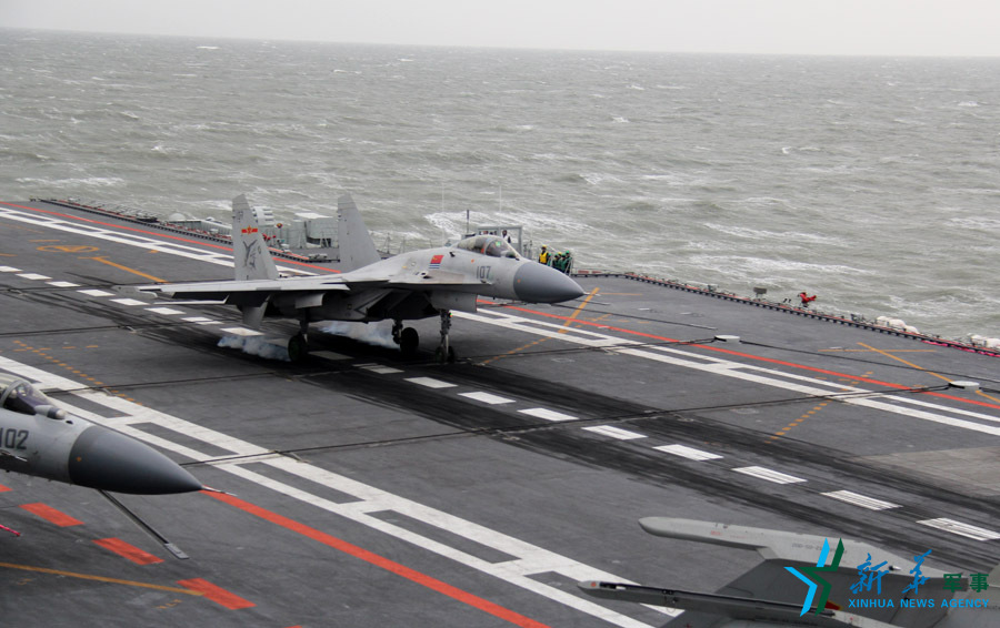 &uarr;資料圖片：艦載戰(zhàn)斗機(jī)下落著艦瞬間。