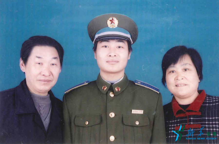 &uarr;資料圖片：張超考入飛行學(xué)院后成為全家的驕傲。