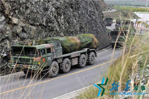 &uarr;向疏散隱蔽地域?qū)嵤└咚贆C(jī)動(dòng)。（宋來蕤攝）