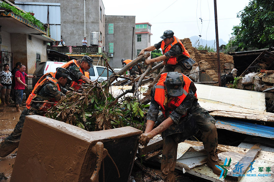 &uarr;第31集團(tuán)軍某裝甲旅官兵幫助長泰恢復(fù)災(zāi)后秩序。鐘晨菲攝