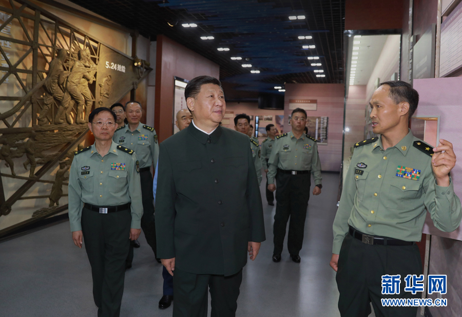 6月22日，正在山西省考察工作的中共中央總書記、國家主席、中央軍委主席習(xí)近平來到駐晉部隊某基地視察調(diào)研，代表黨中央和中央軍委，向基地組建50周年致以熱烈的祝賀，向老一輩創(chuàng)業(yè)者、廣大基地官兵致以崇高的敬意和誠摯的問候。這是習(xí)近平視察基地軍史館。新華社記者 李剛 攝