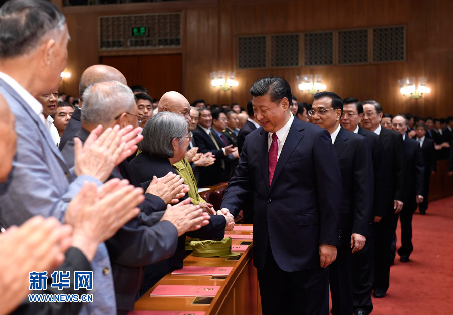 7月28日，慶祝中國人民解放軍建軍90周年文藝晚會《在黨的旗幟下》在北京人民大會堂舉行。中共中央總書記、國家主席、中央軍委主席習(xí)近平和李克強、張德江、俞正聲、劉云山、王岐山、張高麗等黨和國家領(lǐng)導(dǎo)人，與首都3000多名各界群眾一起觀看演出。演出開始前，習(xí)近平等與老戰(zhàn)士、老同志代表和&ldquo;八一勛章&rdquo;獲得者親切握手。新華社記者 李學(xué)仁 攝