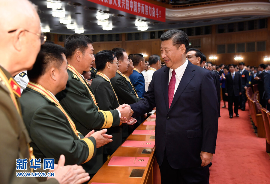 7月28日，慶祝中國人民解放軍建軍90周年文藝晚會《在黨的旗幟下》在北京人民大會堂舉行。中共中央總書記、國家主席、中央軍委主席習(xí)近平和李克強、張德江、俞正聲、劉云山、王岐山、張高麗等黨和國家領(lǐng)導(dǎo)人，與首都3000多名各界群眾一起觀看演出。演出開始前，習(xí)近平等與老戰(zhàn)士、老同志代表和&ldquo;八一勛章&rdquo;獲得者親切握手。新華社記者 李學(xué)仁 攝