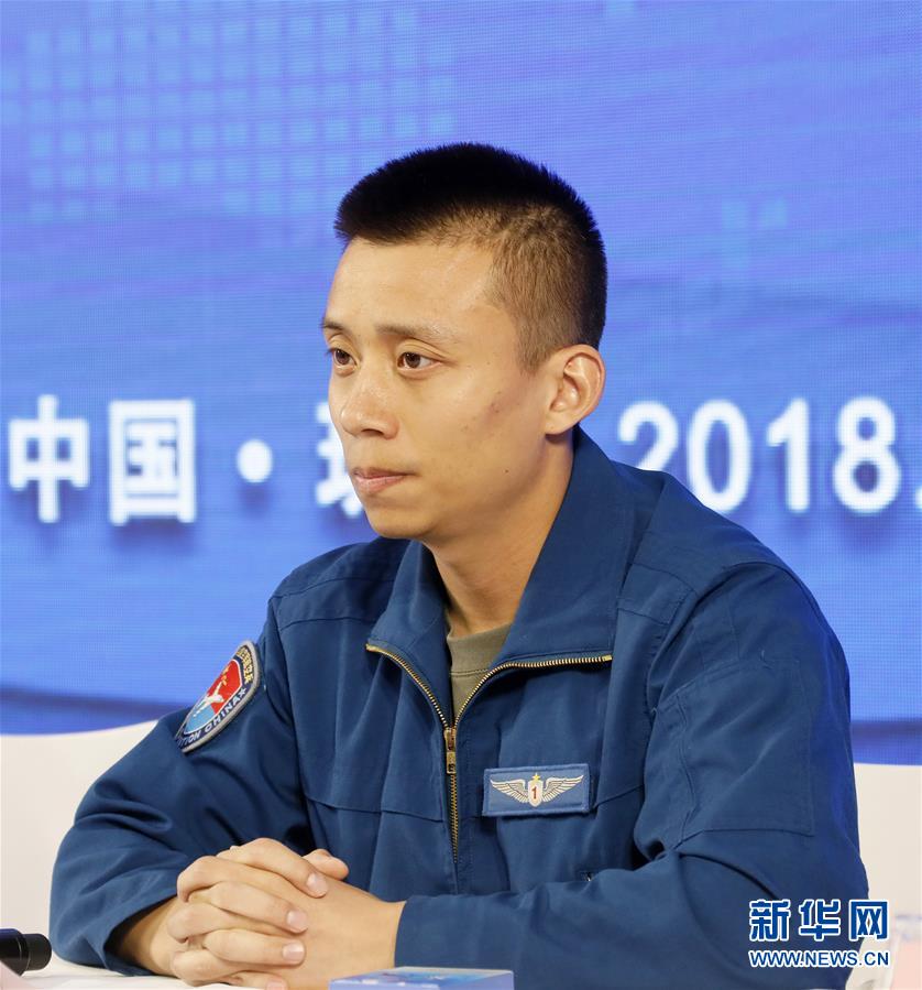 （圖文互動）（2）中國空軍新型戰(zhàn)機飛行員&ldquo;論劍&rdquo;珠海航展