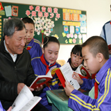 喬安山給小學(xué)生講雷鋒的故事。