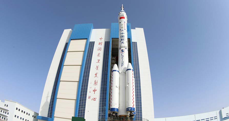 圖片直擊：神十船箭組合體轉運至發(fā)射區(qū)