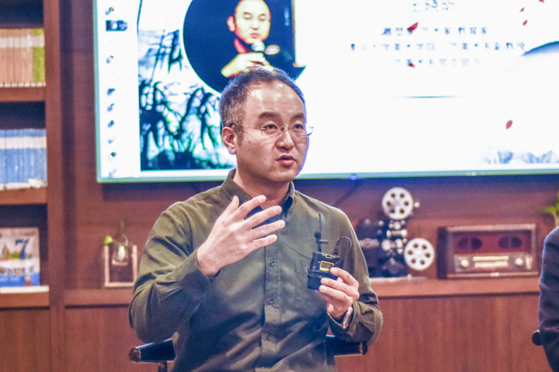 王曉昕：語言問題其實是非遺傳承所面臨的一個普遍問題。非遺傳承人可能有很好的技藝，但是因為語言問題沒有辦法與外面的人交流，就失去了傳承的機會。