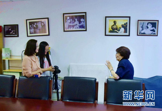 播音室里跟打仗一樣。從夜不能寐的緊張，到全神貫注的投入，用良好的習(xí)慣和過硬的專業(yè)素質(zhì)來化險(xiǎn)為夷。