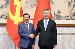 李希同越共中央政治局委員、中央書(shū)記處書(shū)記、中央檢查委員會(huì)主任陳錦繡舉行會(huì)談