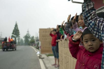 向救援人員敬禮！