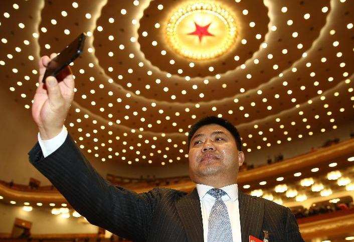 [政協(xié)閉幕&middot;花絮]留影