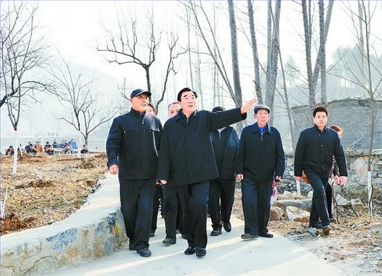 11月27日，省委書記、省人大常委會主任張慶黎到加強基層建設年活動聯(lián)系點淶水縣悟空寺村看望慰問村民，向當?shù)馗刹咳罕娦v黨的十八大精神。這是張慶黎在悟空寺村詳細了解村容村貌的建設情況。郭昭 攝