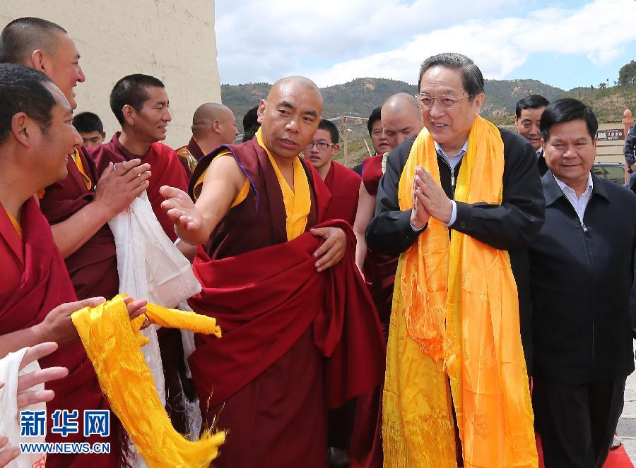 這是5月16日，俞正聲在松贊林寺看望宗教界人士。 新華社記者 劉衛(wèi)兵 攝