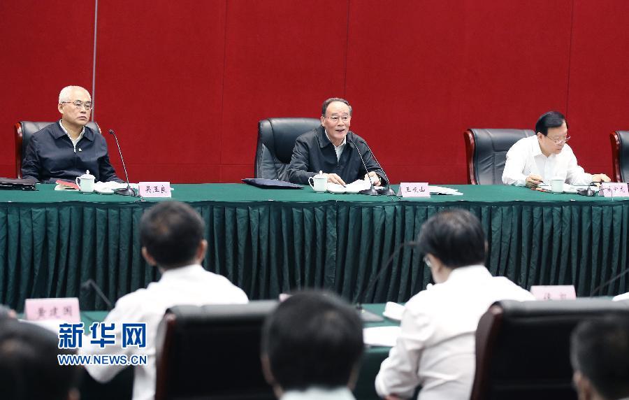 5月8日至10日，中共中央政治局常委、中央紀(jì)委書記王岐山到浙江省調(diào)研，并主持召開部分省區(qū)市紀(jì)委書記座談會(huì)。這是5月9日，王岐山在嘉興主持召開部分省區(qū)市紀(jì)委書記座談會(huì)。新華社記者 姚大偉 攝 