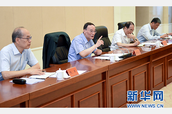 9月24日至26日，中共中央政治局常委、中央紀(jì)委書記王岐山在福建調(diào)研。這是9月25日，王岐山在上杭縣古田鎮(zhèn)主持召開座談會(huì)，聽取黨員和群眾代表對(duì)修訂廉政準(zhǔn)則和黨紀(jì)處分條例的意見建議。新華社記者張鐸攝