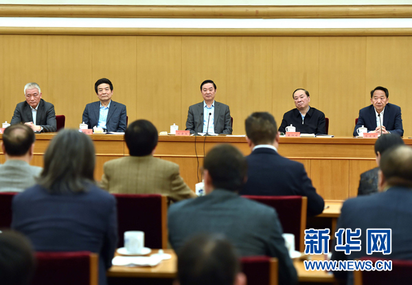 4月8日，中共中央政治局委員、中央書記處書記、中宣部部長劉奇葆在北京同講好中國故事專家學(xué)者、文化交流使者研討班學(xué)員座談。 新華社記者李濤 攝