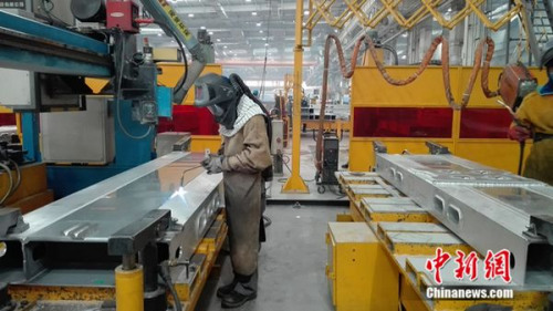 焊接工人正在工作。中新網(wǎng) 邱宇 攝