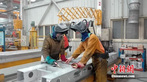 張合禮指導(dǎo)徒弟工作。中新網(wǎng) 邱宇 攝