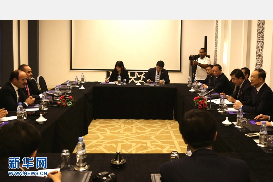 9月19日，在摩洛哥首都拉巴特，中共中央書記處書記、全國政協(xié)副主席杜青林（右一）會見摩洛哥真實性與現(xiàn)代黨總書記奧馬里（左一）。應(yīng)摩洛哥參議院邀請，中共中央書記處書記、全國政協(xié)副主席杜青林于18日至20日率中共代表團(tuán)訪摩，分別會見政府首腦本&middot;基蘭、參議長本希馬、真實性與現(xiàn)代黨總書記奧馬里等。新華社記者劉鍇攝