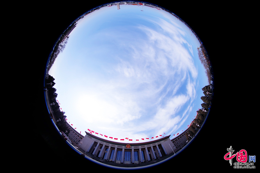  人民大會(huì)堂、天安門廣場(chǎng)、人民英雄紀(jì)念碑外部全景。中國(guó)網(wǎng) 鄭亮攝