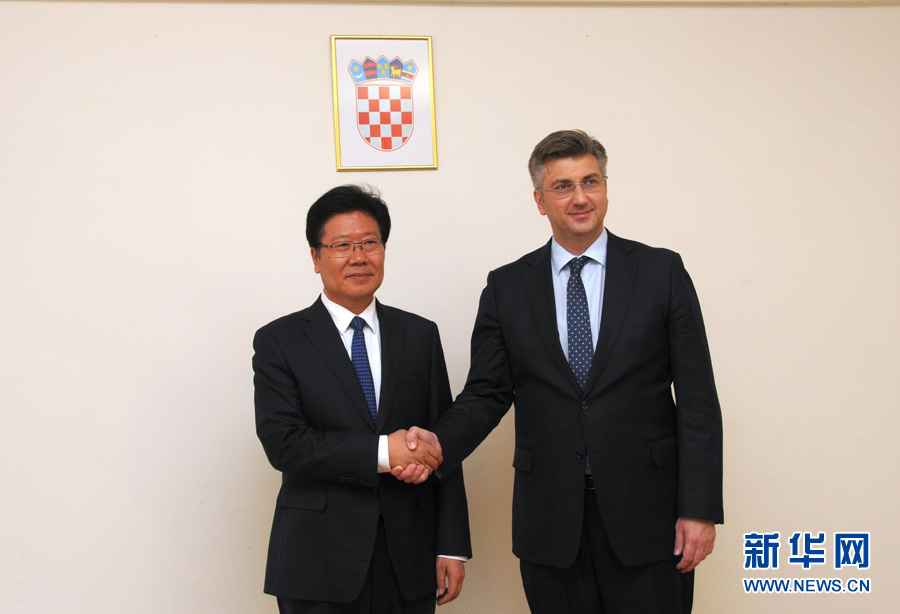 4月10日，克羅地亞民主共同體主席、政府總理普連科維奇（右）在薩格勒布會見中共中央政治局委員、中央黨的建設工作領導小組副組長張春賢。新華社記者薛群攝