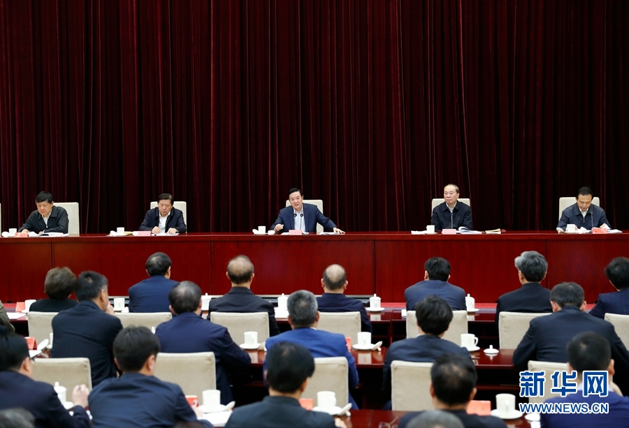 4月13日，中央宣傳部、中央政法委在北京召開(kāi)貫徹落實(shí)《關(guān)于進(jìn)一步把社會(huì)主義核心價(jià)值觀融入法治建設(shè)的指導(dǎo)意見(jiàn)》電視電話會(huì)議。中共中央政治局委員、中央書(shū)記處書(shū)記、中宣部部長(zhǎng)劉奇葆出席會(huì)議并講話。新華社記者丁海濤攝