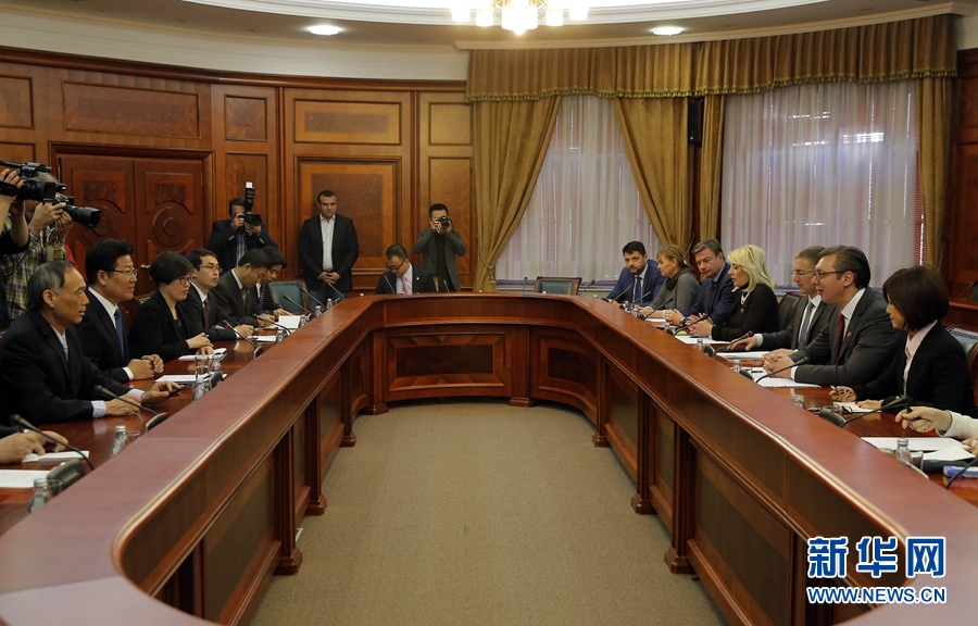 4月12日，塞爾維亞前進黨主席、政府總理武契奇（右二）在貝爾格萊德會見中共中央政治局委員、中央黨的建設(shè)工作領(lǐng)導(dǎo)小組副組長張春賢（左二）。新華社發(fā)（普雷德拉格&middot;米洛薩夫列維奇攝）