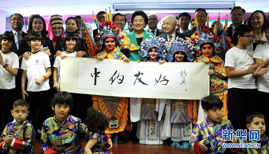 4月20日，在約旦首都安曼，中國(guó)國(guó)務(wù)院副總理劉延?xùn)|（中）考察TAG孔子學(xué)院。 新華社記者林曉蔚攝