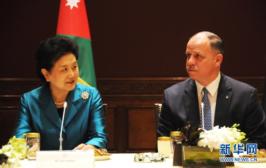 4月20日，在約旦首都安曼，約旦代國王費薩爾（右）會見中國國務(wù)院副總理劉延?xùn)|。 新華社記者林曉蔚攝