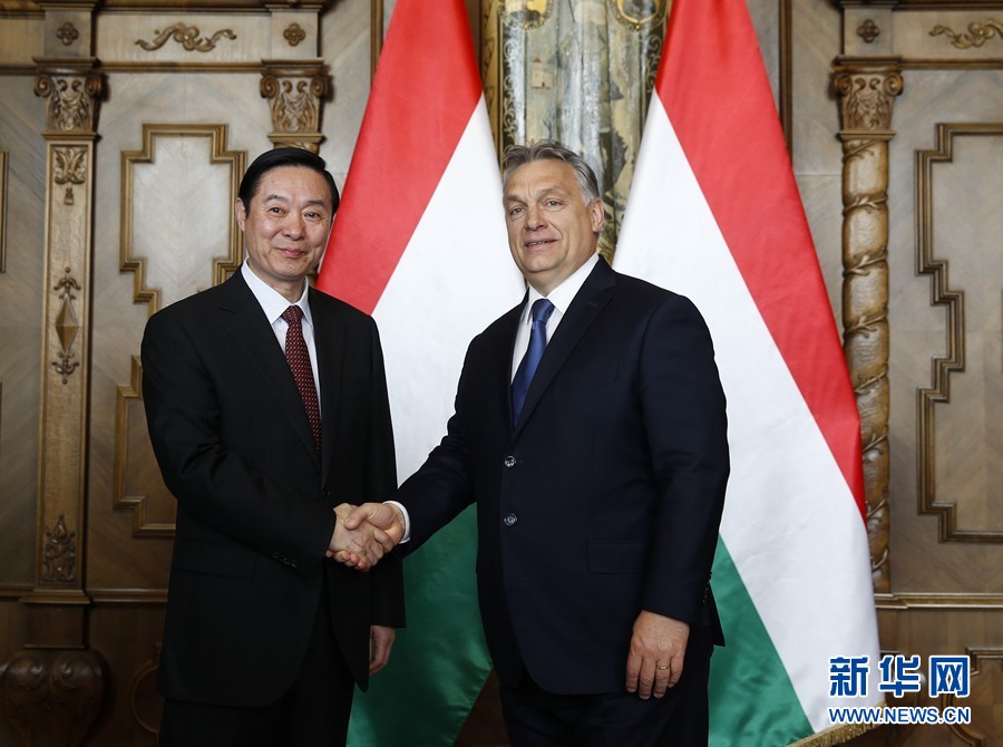 4月24日，在匈牙利首都布達佩斯，匈牙利總理、青民盟主席歐爾班（右）會見中共中央政治局委員、中央書記處書記、中宣部部長劉奇葆。新華社記者葉平凡攝