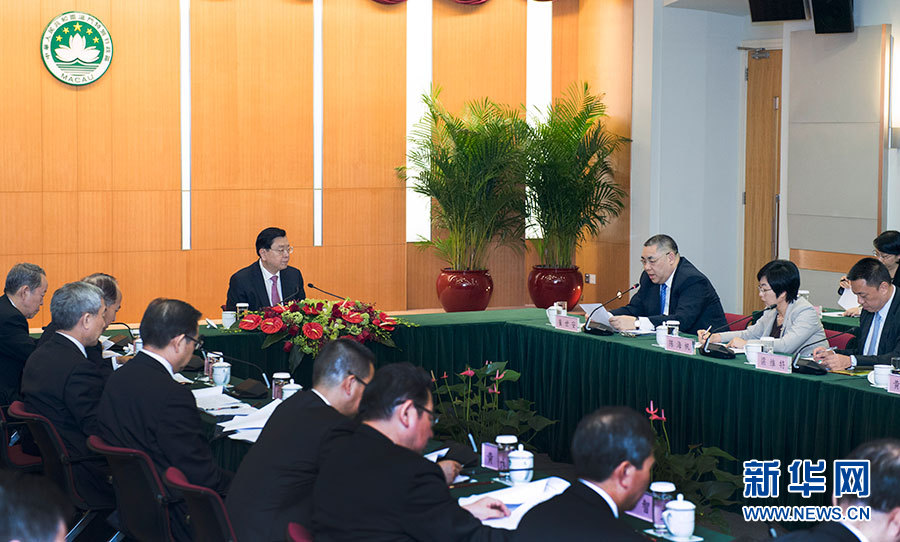 5月8日至10日，中共中央政治局常委、全國人大常委會委員長張德江視察澳門特別行政區(qū)。這是5月8日，張德江聽取澳門特別行政區(qū)政府工作匯報。新華社記者 李學(xué)仁 攝