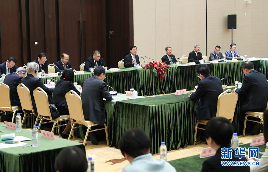 5月8日至10日，中共中央政治局常委、全國人大常委會委員長張德江視察澳門特別行政區(qū)。這是5月10日，張德江與教育工作者和學(xué)生代表座談。新華社記者 龐興雷 攝