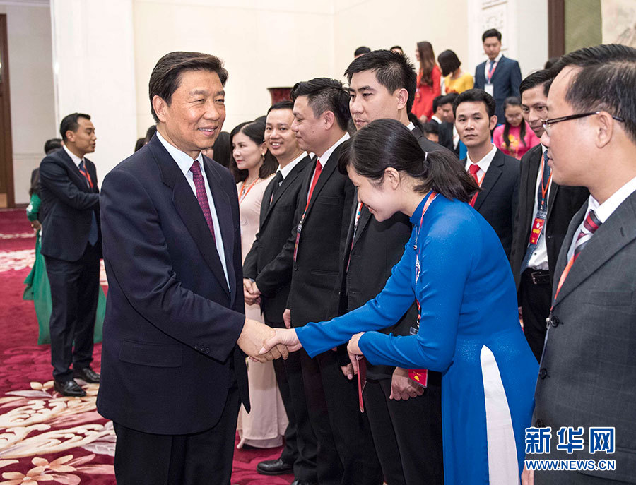 5月22日，中共中央政治局委員、國(guó)家副主席李源潮在北京會(huì)見越南胡志明共青團(tuán)中央書記處第一書記黎國(guó)鋒率領(lǐng)的越南青年代表團(tuán)。 新華社記者李濤 攝