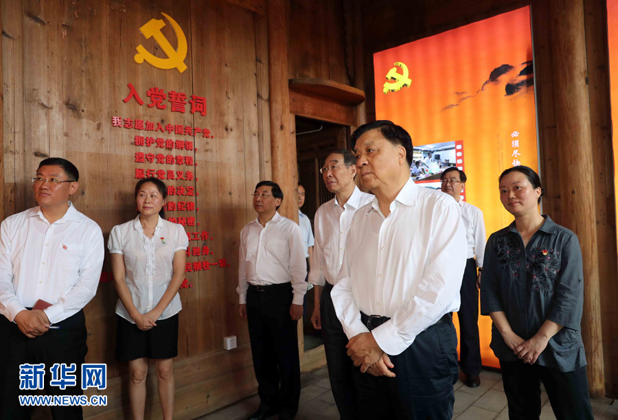 6月8日至10日，中共中央政治局常委、中央書記處書記劉云山在福建調研。這是6月9日，劉云山專程來到政和縣石圳村，深入了解廖俊波的事跡。新華社記者 劉衛(wèi)兵 攝